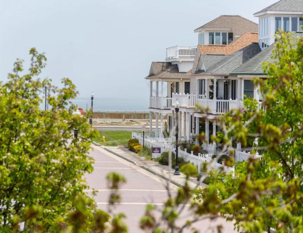 AMAZING!!!! Luxury 5BR, Steps to beach and Fun! Fully Renovated Beach house!