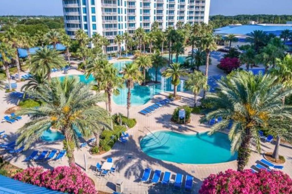 5 Star Resort 2BR 2 BATH King Suite Shuttle Pools Across from Beach