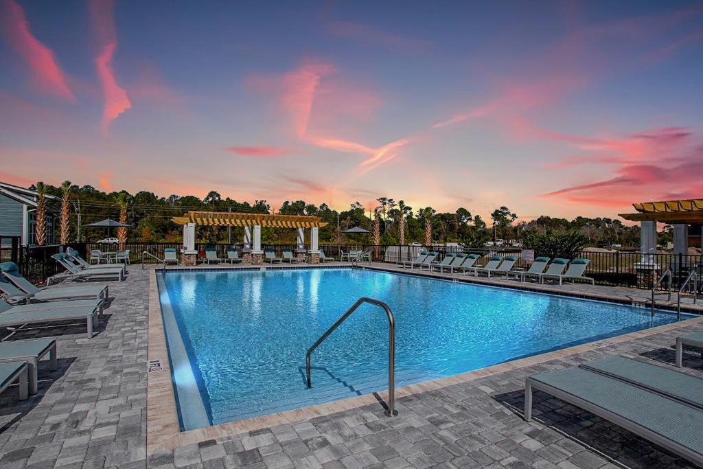 "OneKey" Luxury Apt - POOL - 4 Mi to Beach